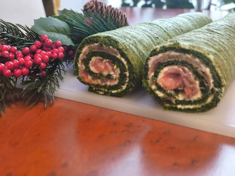 Шпинатный рулет с копчёным лососем